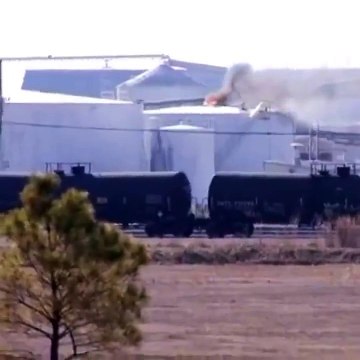 #Warning_ A fire breaks out at a chemical tank that leads to temporary evacuations