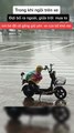 Trời mưa to, em bé luýnh quýnh nhướng người che chắn yên xe cho bố: Đứa trẻ hiểu chuyện