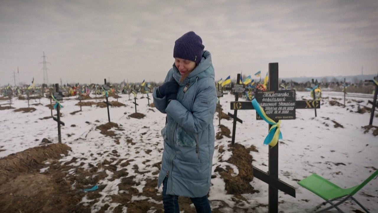 Au cimetière militaire de Dnipro, les Ukrainiennes pleurent leurs hommes tombés au front