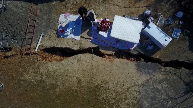 Deprem, köyü ikiye böldü