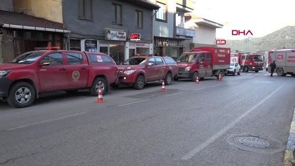 ENKAZDAN 17 KİŞİYİ ÇIKARAN İTFAİYECİLERE ÇİÇEKLİ KARŞILAMA