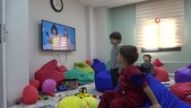 Mersin'deki depremzede çocuklar oyunlar oynayarak şoku atlatmaya çalışıyor