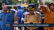 Warga Evakuasi Jenazah Di Tengah Banjir