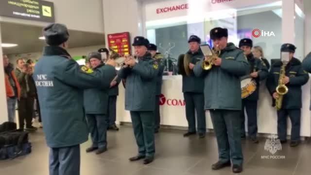 Rus arama kurtarma ekibi ülkesine döndüEkip havaalanında bando ile karşılandı