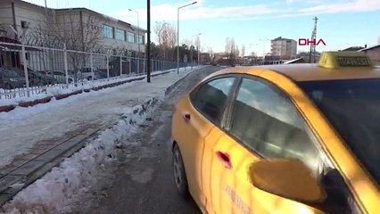 Van depreminde ailesini kaybeden taksici depremzedeleri ücretsiz taşıyor