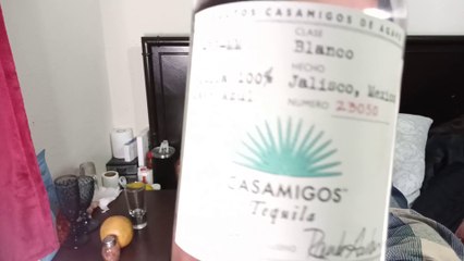 celebracion de el dia de el amor y la amistad abriendo una botella de tequila casamigos para platicar con todos los suscriptores y enviar saludos.