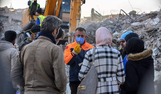 Enkaz başında vesikalık fotoğrafla teşhis