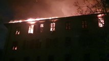 Un incendio devasta un palazzo a Genova, 96 evacuati