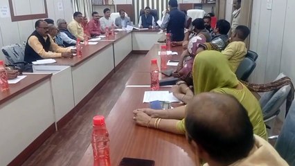 पालिका अध्यक्ष की टेबल पर रखी चूडिय़ां