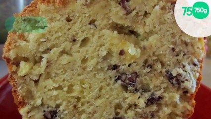 Скачать видео: Cake au roquefort, noix et raisins secs