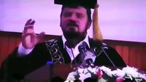 گورنر خیبرپختونخوا کا کیلے اور مالٹے پر ایک عظیم لیکچر گورنر صاحب کا الیکشن کی تاریخ دینے کے بجائے بے تکی تقریروں پر زور ہے۔