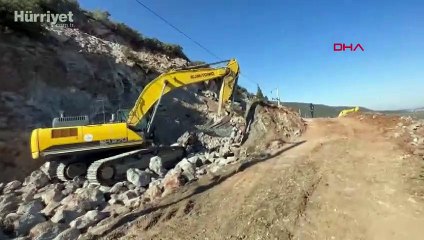 Depremde hasar gören tren rayları onarılıyor