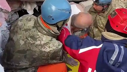 Enkazdan çıkarken sigarasını bırakmayan adam: Kumandanın piliyle ateş yaktım