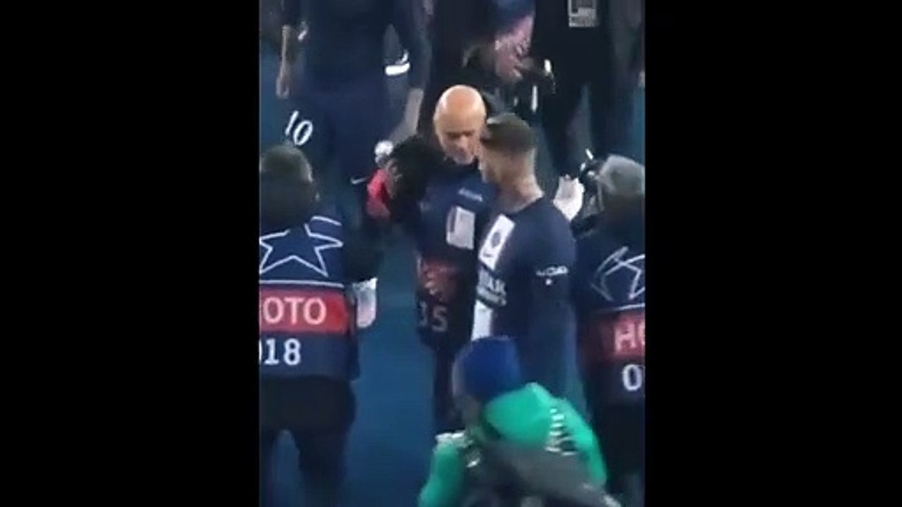 Sergio Ramos bouscule violemment un photographe après PSG-Bayern