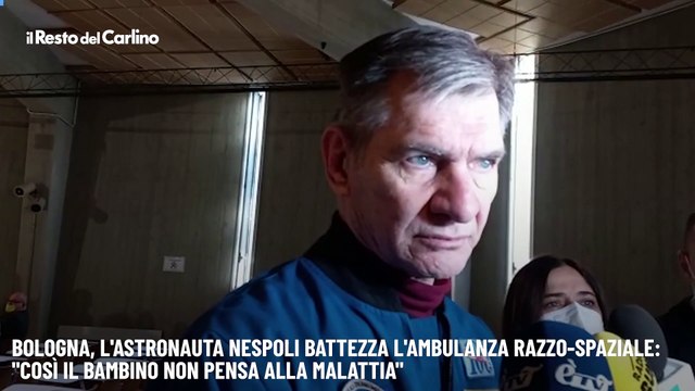 Bologna, l'astronauta Nespoli battezza l'ambulanza razzo-spaziale: Così il bambino non pensa alla malattia