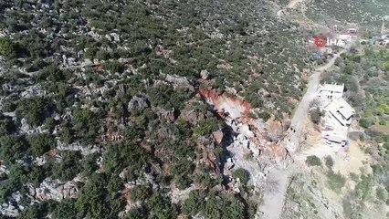 Köyün üzerine yuvarlanan kayaların çarptığı ev uçurum kenarında kaldı, ölümle burun buruna geldiler