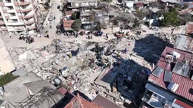 عناصر إغاثة أوكرانيون يبحثون عن ناجين تحت الأنقاض في تركيا