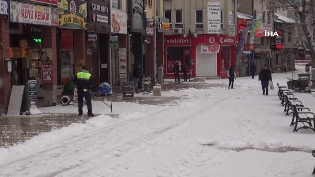 Kastamonu'da kar yağışı şehri beyaza bürüdü