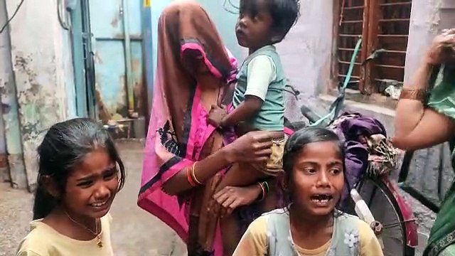 VIDEO...अम्मा बहन की शादी है ये सामान रख लो...और साढ़े आठ हजार रुपए लेकर ठग फरार