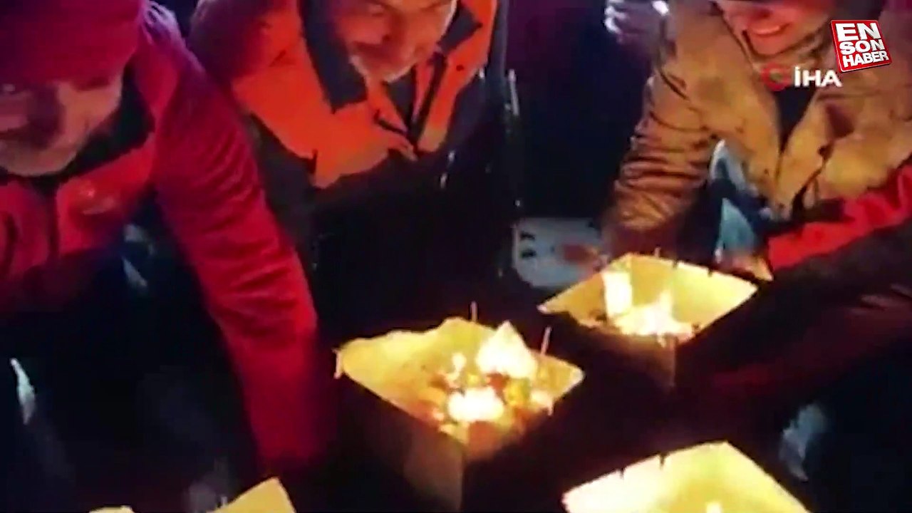 Kurtarma ekiplerinden depremzede Öznur'a 4 pastalı doğum günü kutlaması