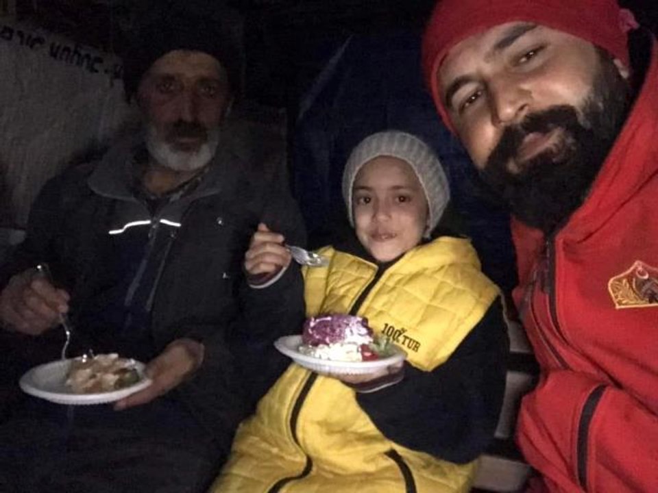 Kurtarma ekiplerinden depremzede Öznur'a 4 pastalı doğum günü kutlaması