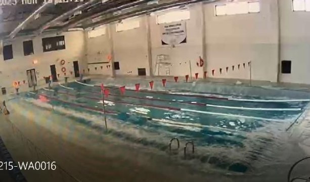 DEPREMDE YÜZME HAVUZU BEŞİK GİBİ SALLANDI, SULAR TAŞTI; O ANLAR KAMERADA