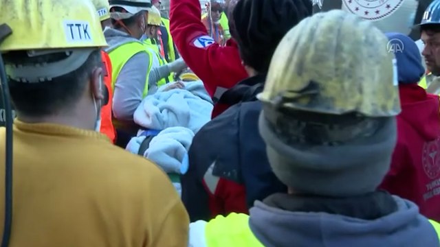Depremin 228. saatinde 2 çocuğuyla enkazdan çıkarılan anne hangi gündeyiz? diye sormuş