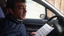 Fernando Carrillo, gerente de Servicios Funerarios La Merced de Alcantarilla, grabando una cuña para el 'coche de los muertos'.