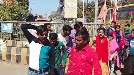 Descargar video: रैली निकालकर की नारेबाजी, टायर जलाकर किया विरोध प्रदर्शन