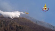 Due canadair in azione per incendio boschivo sul Monteossolano