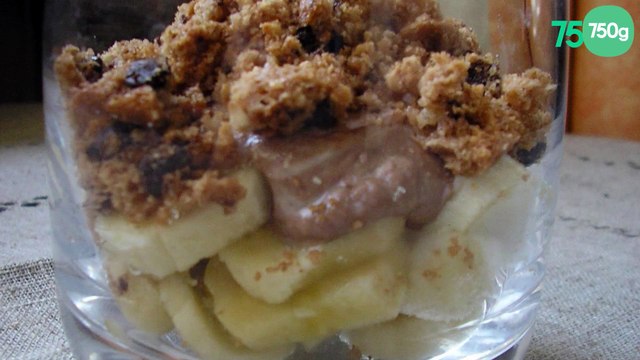 Verrines banane/Kinder® façon crumble