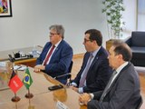 João Azevêdo se reúne em Brasília com direção da Azul Linhas Aéreas para viabilizar voo para Cajazeiras