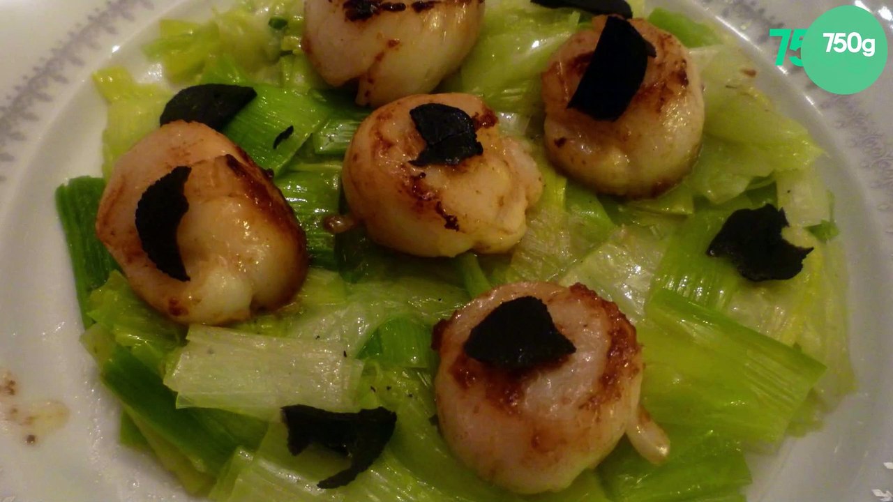 Noix de saint Jacques de la baie de St Brieuc en Bretagne sur fondue de