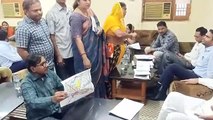 नगर परिषद में भाजपा पार्षदों का जोरदार हंगामा, बजट की कॉपी फाड़कर आयुक्त पर फेंकी, दे​खिए VIDEO