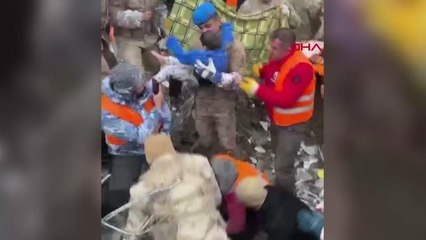 DEPREMZEDE ESMA'DAN, AFAD GÖNÜLLÜSÜNE AĞLATAN İSTEK BENİ ÇIKARTMAYA AYAĞIM ENGEL OLUYORSA KESEBİLİRSİNİZ