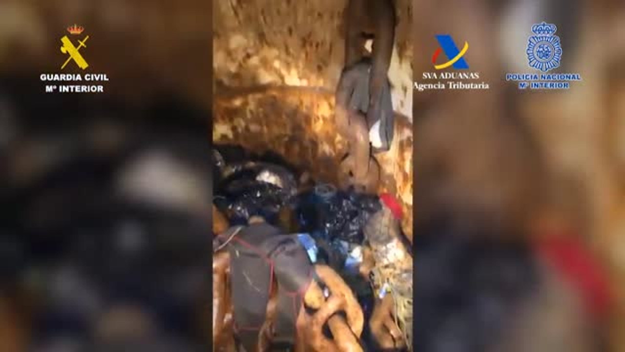 Detenido un polizón oculto en el hueco del ancla que trataba de introducir 100 kilos de cocaína
