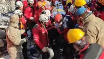 Sacan con vida a una mujer tras pasar 222 horas bajo los escombros en Turquía