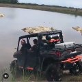 Il roule dans une rivière avec son véhicule tout-terrain et ça termine mal