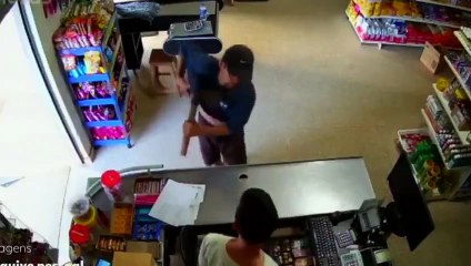 Assaltante usa machadinha para roubar R$ 300 de mercadinho