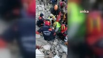 Hatay'da depremin 228'inci saatinde 13 yaşındaki Mustafa enkazdan kurtarıldı