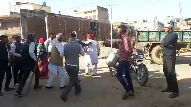 जमीन पर मुहूर्त को लेकर विवाद में कुल्हाड़ी से वार, घायल अलवर रैफर