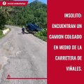 Insólito: Encuentran un camión colgado en medio de la carretera de Viñales en Pinar del Río.