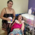 Saúde interrompe distribuição de fórmula e criança com paralisia corre risco de desnutrição