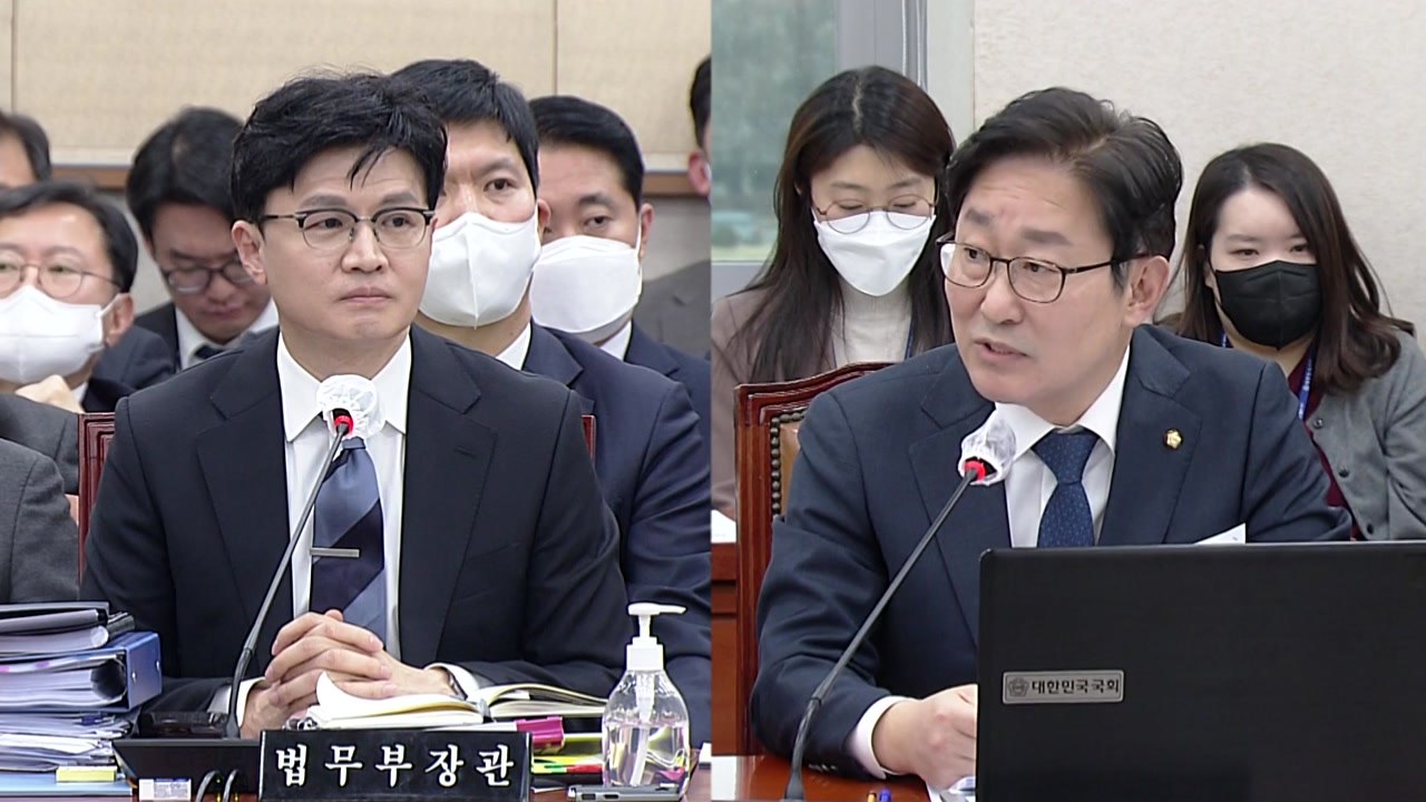 朴 "정치부 기자 질문에 왜?" vs 韓 "공직자, 언론 질문에 답해야" / YTN
