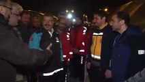 Ateş başında sağlık personeliyle konuşan Fahrettin Koca'nın yanında kor patladı