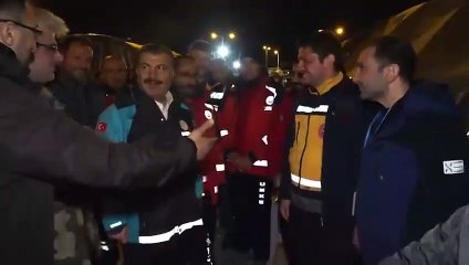 Sağlık çalışanlarıyla konuşan Bakan Koca'nın yanında kor patladı