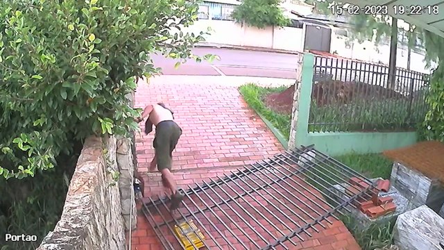 Câmeras de segurança registram homem furtando ferramentas e carrinho na Rua Manaus