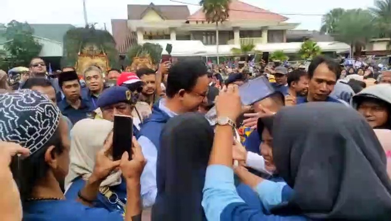 Tiba di Banjarbaru, Anies Langsung Diserbu Massa 