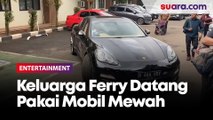 Sidang Cerai Perdana Digelar, Keluarga Ferry Irawan Datangi Pengadilan Pakai Mobil Mewah