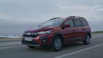 The new Dacia Jogger Hybrid 140 in Terracotta Brown Driving Video